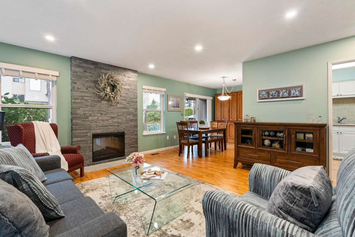 Living Room Photo of 4 32925 George Ferguson Way, Abbotsford, BC