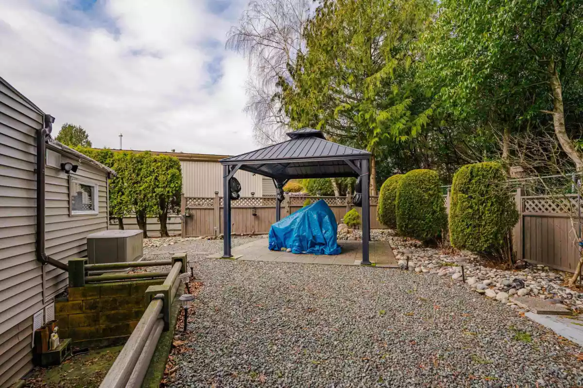 Front Yard Photo of 15851 Suffolk Road, Surrey, BC