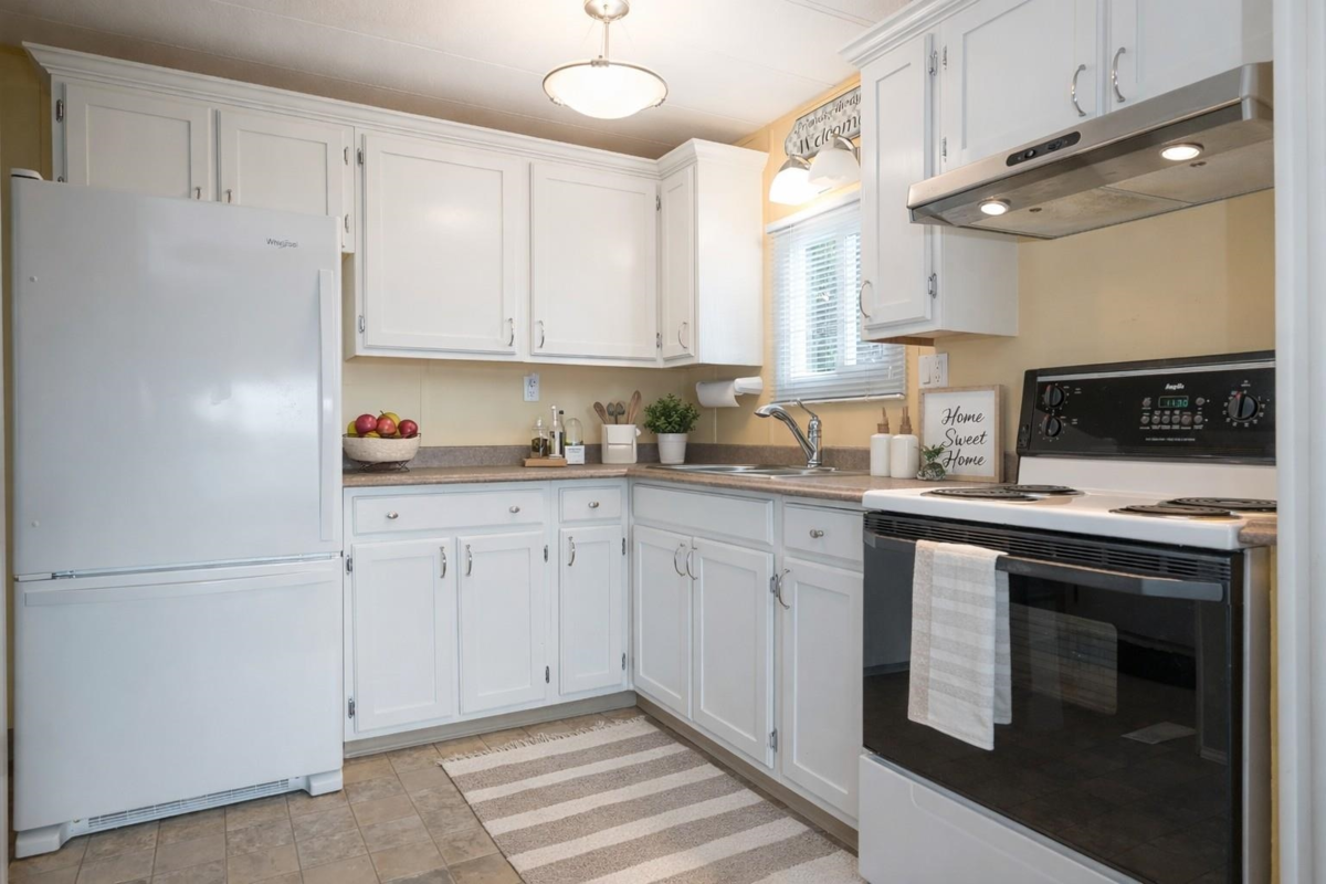 Kitchen Photo of 15851 Suffolk Road, Surrey, BC