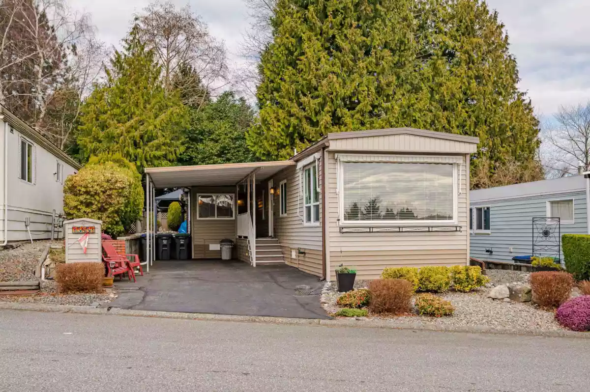 Living Room Photo of 15851 Suffolk Road, Surrey, BC