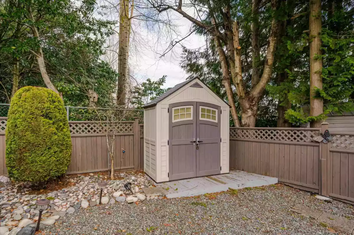 Swimming Pool Photo of 15851 Suffolk Road, Surrey, BC