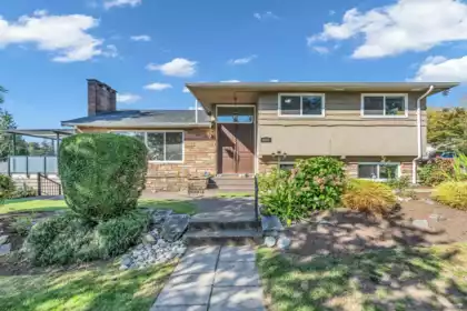 8025 Borden Street, Vancouver, BC, Fraserview VE — 9 bed single family residence for sale