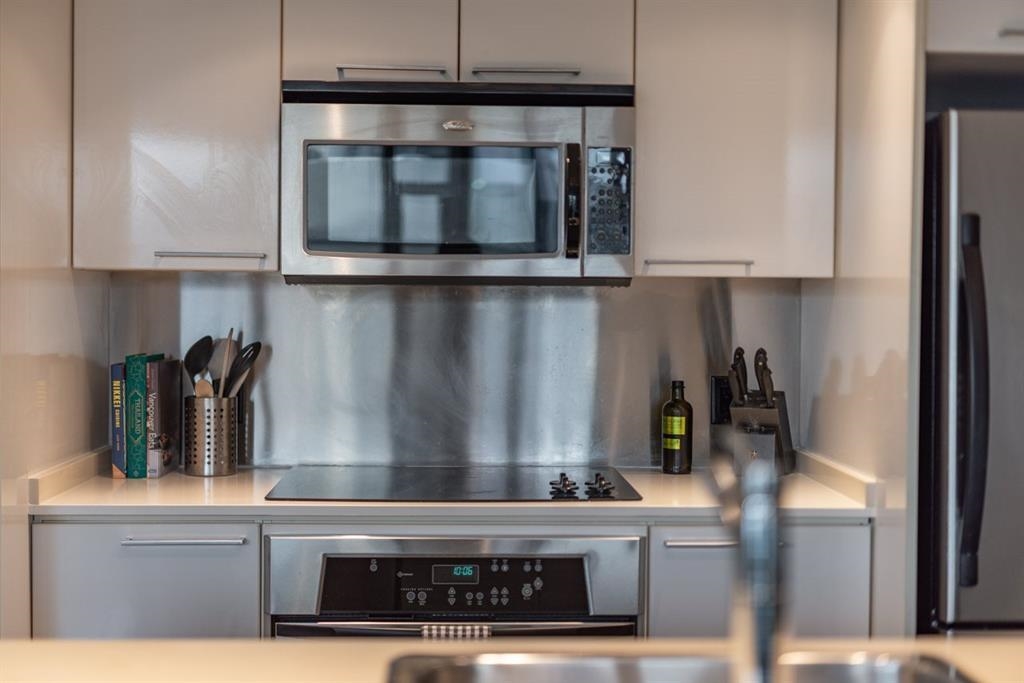 Kitchen Island Photo of 1508 1255 Seymour Street, Vancouver, BC