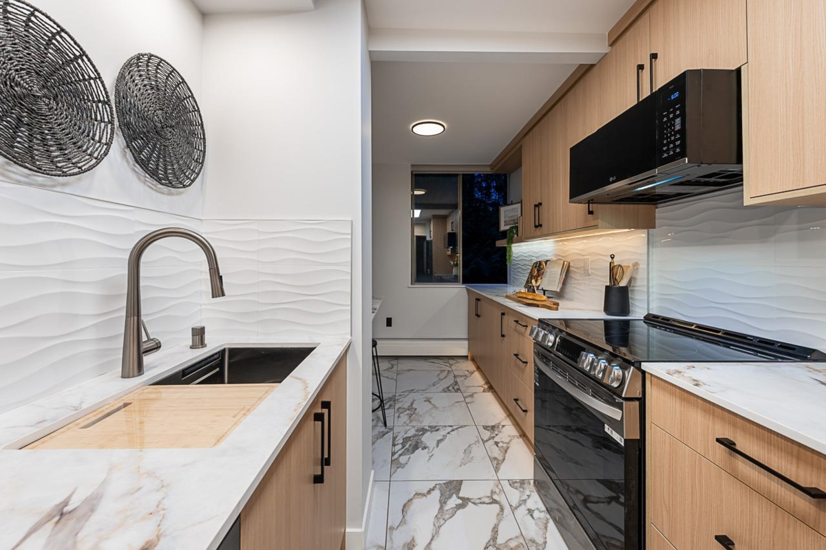 Dining Area Photo of 608 2004 Fullerton Avenue, North Vancouver, BC