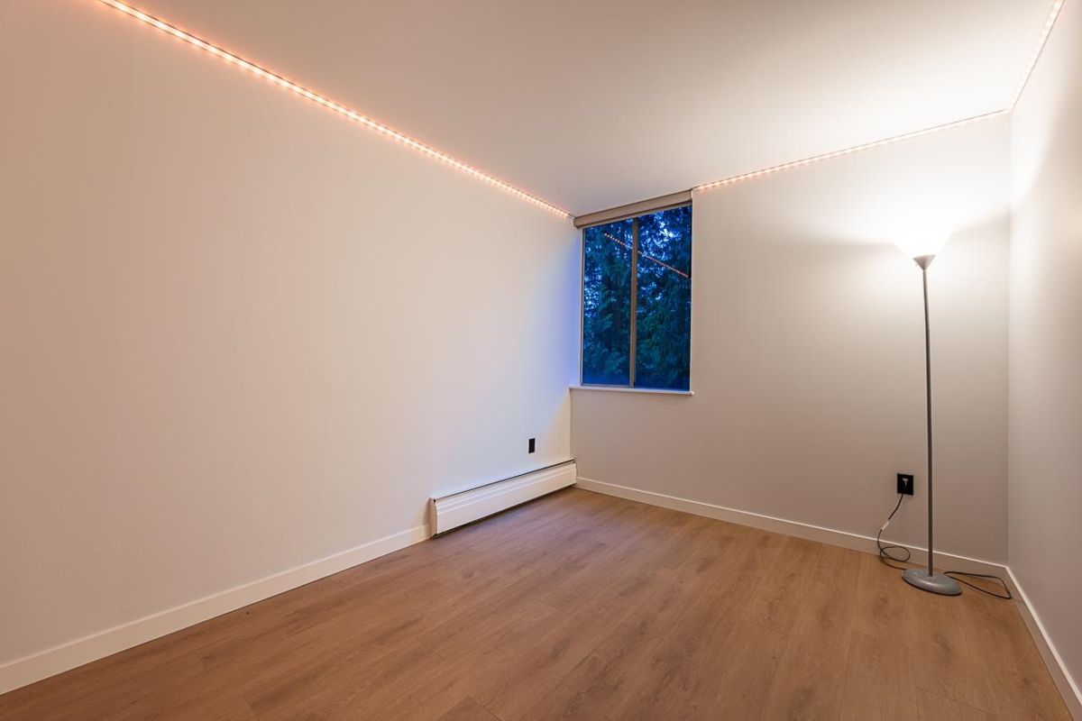 Entry Foyer Photo of 608 2004 Fullerton Avenue, North Vancouver, BC