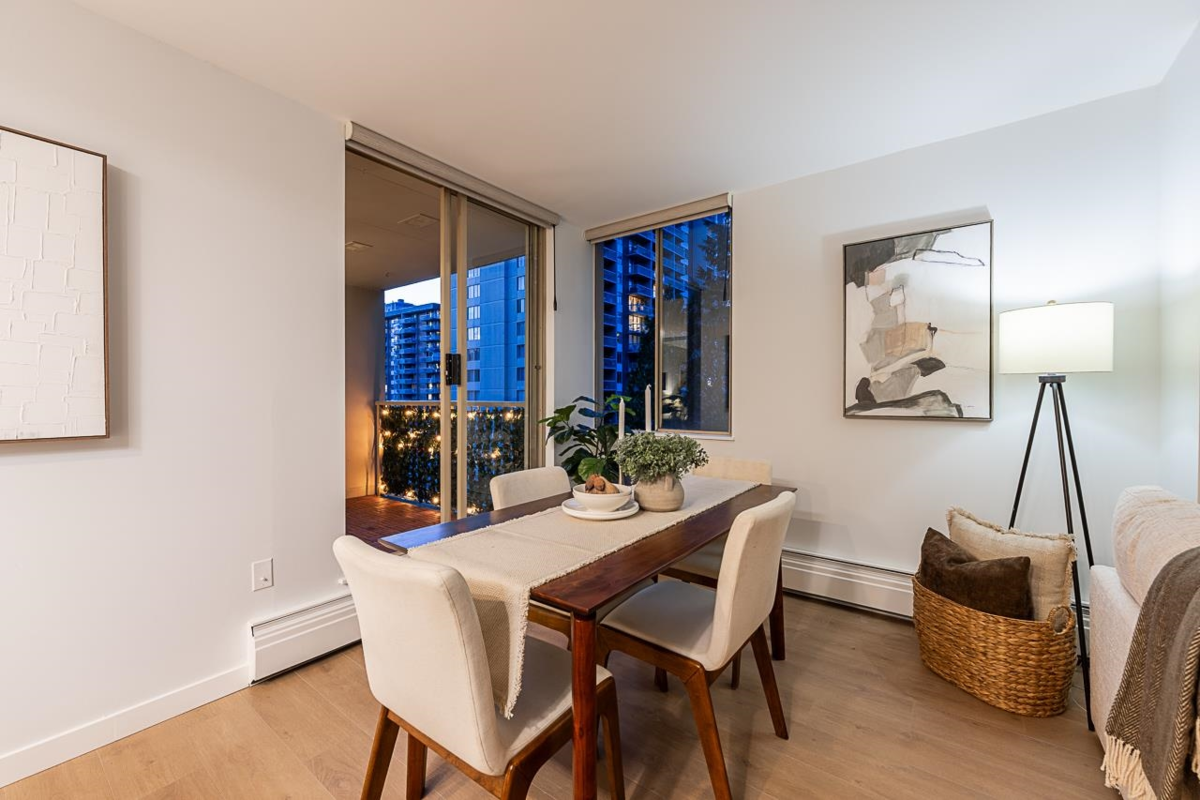 Guest Bathroom Photo of 608 2004 Fullerton Avenue, North Vancouver, BC