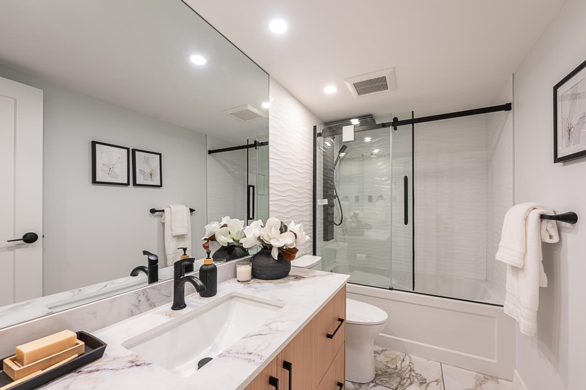 Hallway Photo of 608 2004 Fullerton Avenue, North Vancouver, BC