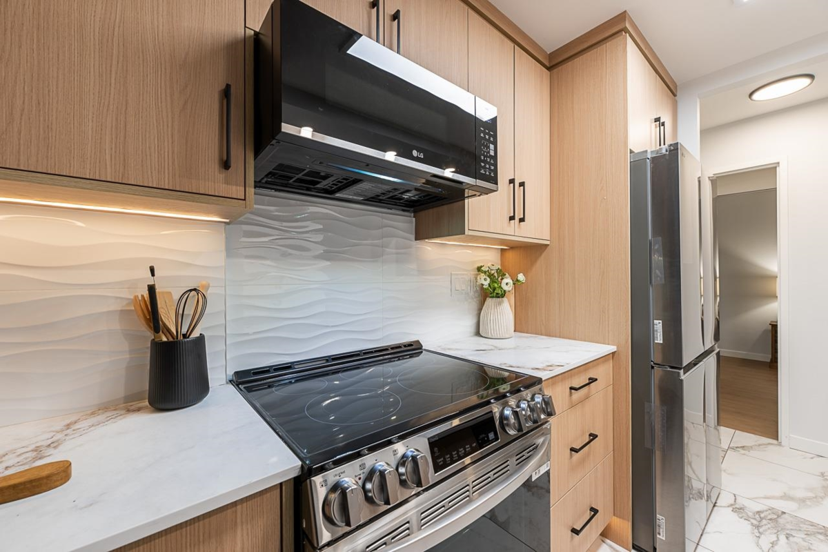 Kitchen Island Photo of 608 2004 Fullerton Avenue, North Vancouver, BC