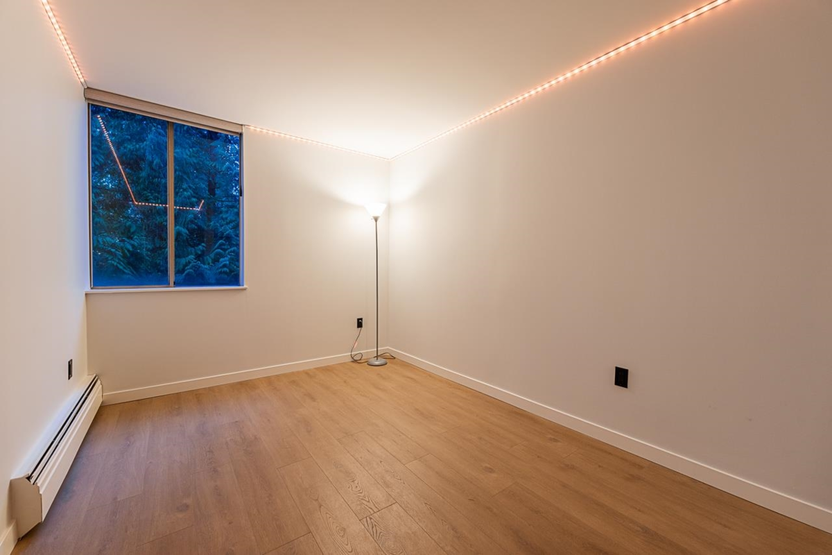 Mudroom Photo of 608 2004 Fullerton Avenue, North Vancouver, BC