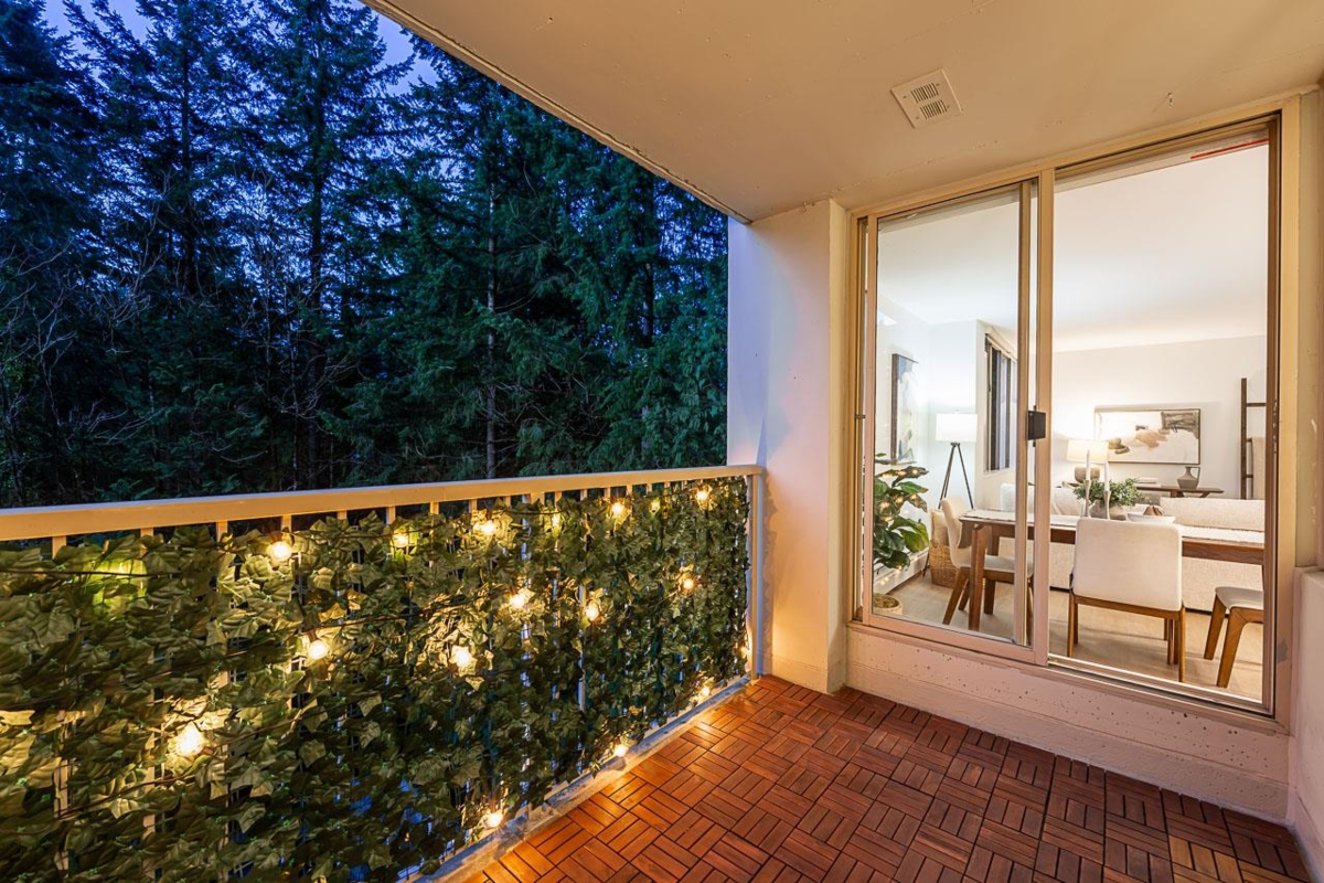 Swimming Pool Photo of 608 2004 Fullerton Avenue, North Vancouver, BC