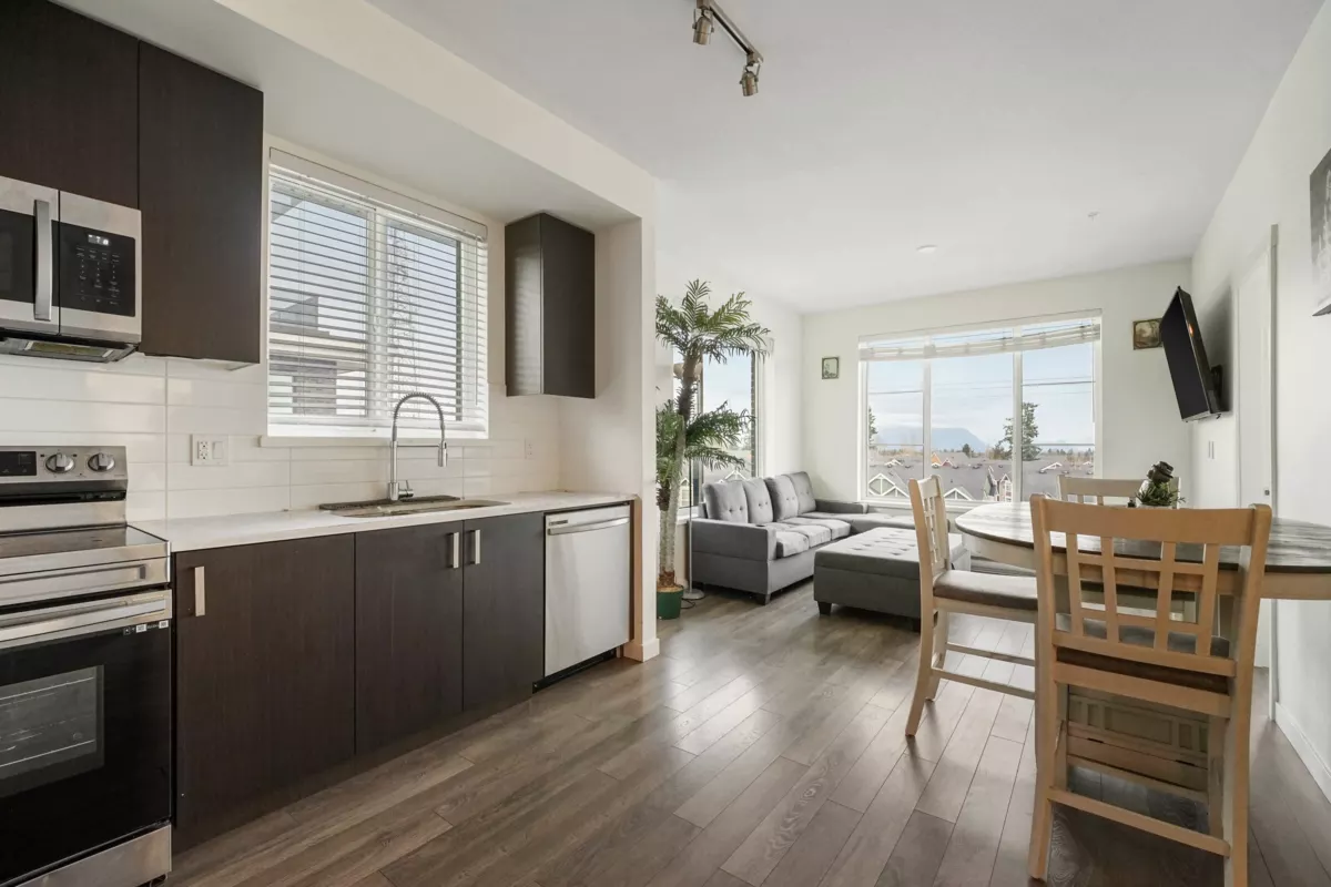 Family Room Photo of 501 15858 Fraser Highway, Surrey, BC