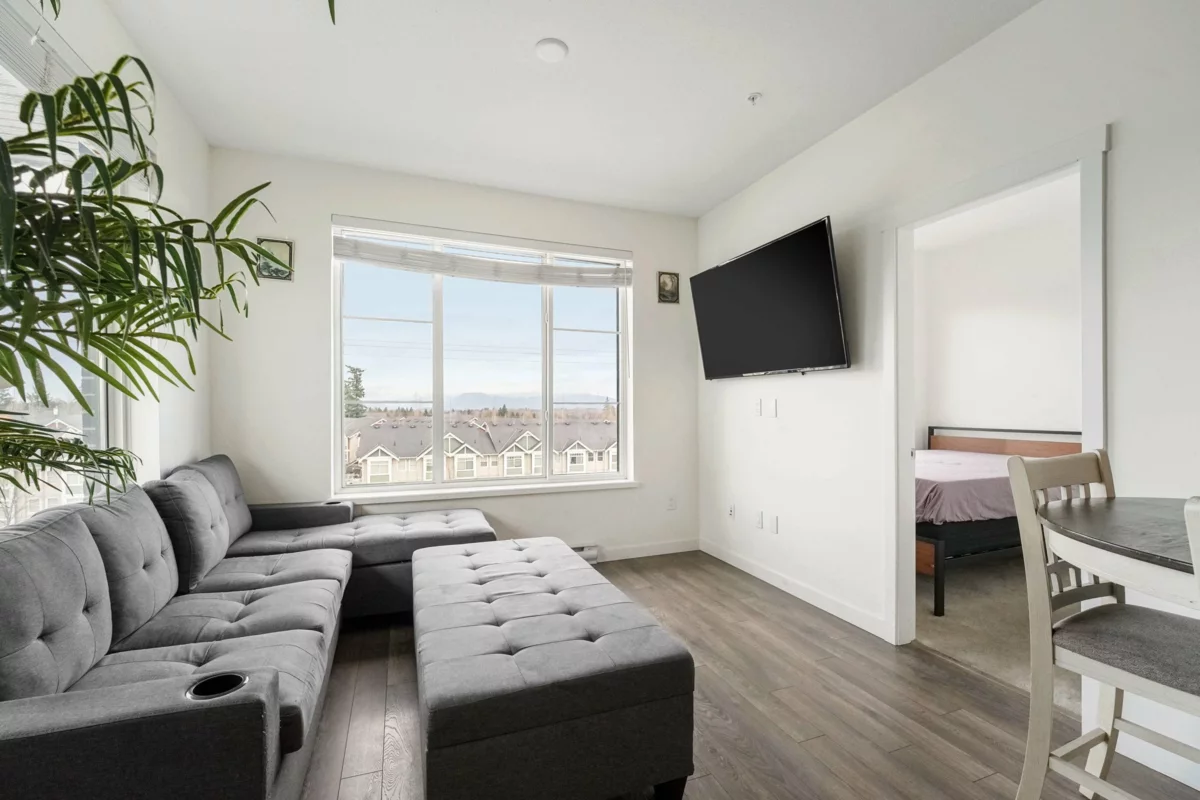 Kitchen Photo of 501 15858 Fraser Highway, Surrey, BC