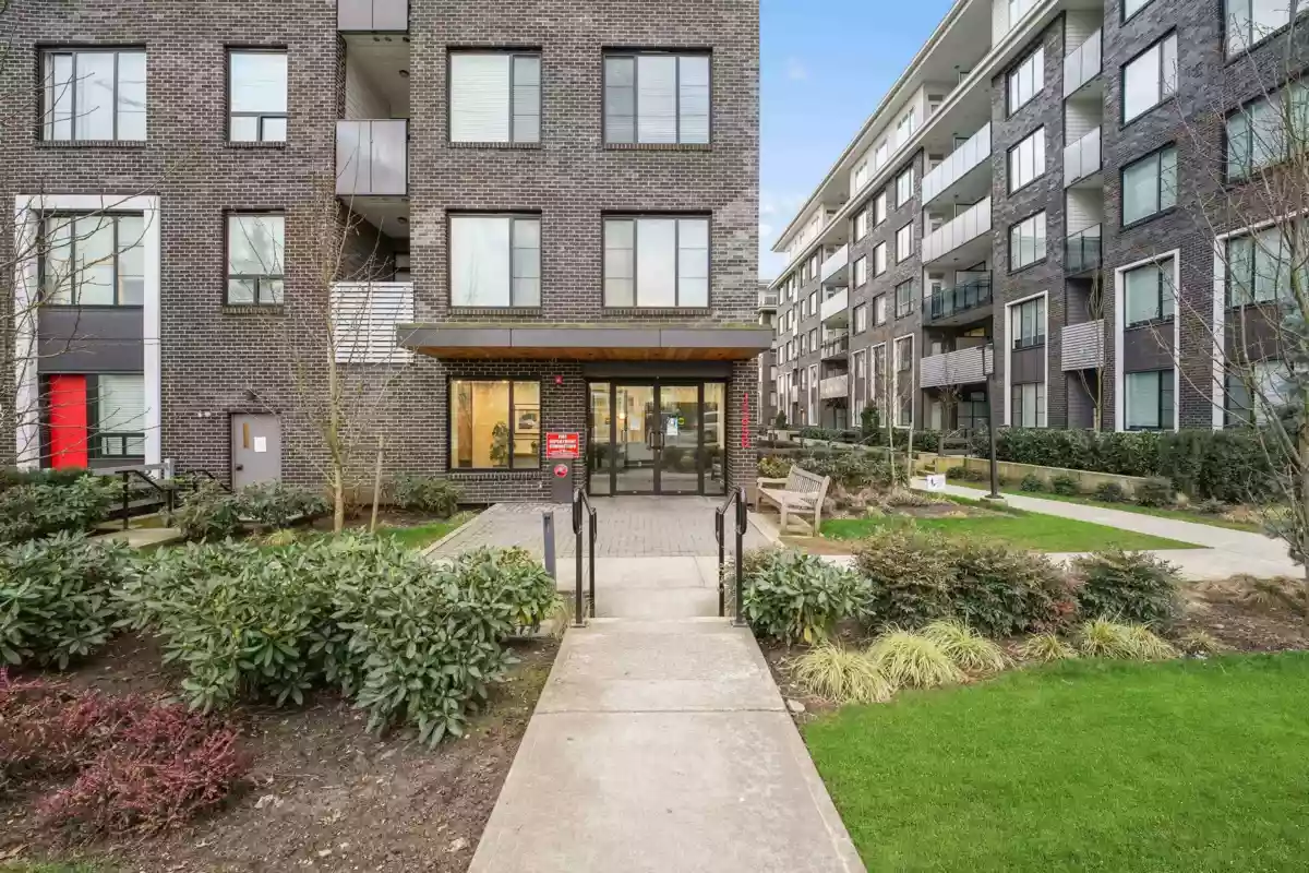 Living Room Photo of 501 15858 Fraser Highway, Surrey, BC