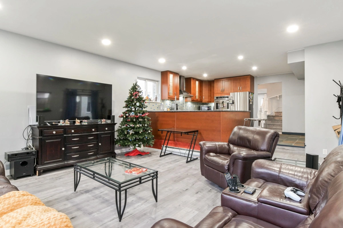 Entry Foyer Photo of 6068 Brooks Crescent, Surrey, BC