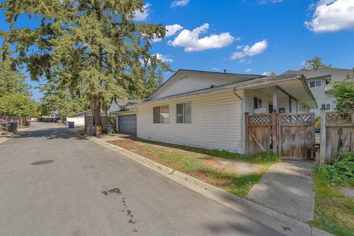 Kitchen Island Photo of 12835 60 Avenue, Surrey, BC