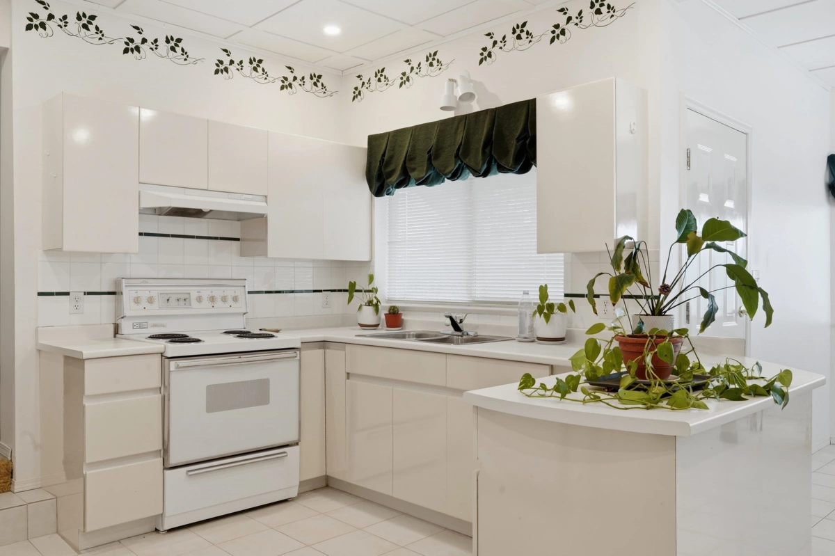 Guest Bathroom Photo of 8 Greystone Place, Port Moody, BC