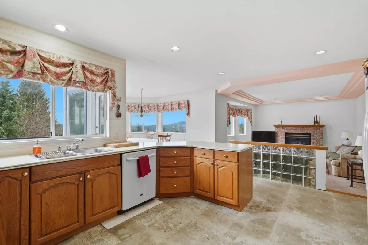 Primary Bathroom Photo of 8 Greystone Place, Port Moody, BC