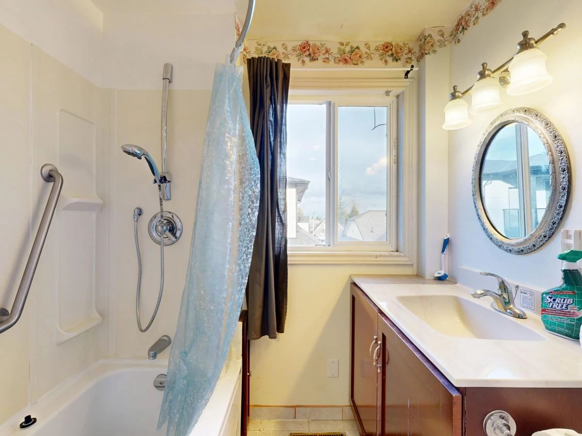 Walk-In Closet Photo of 1504 160 Street, Surrey, BC