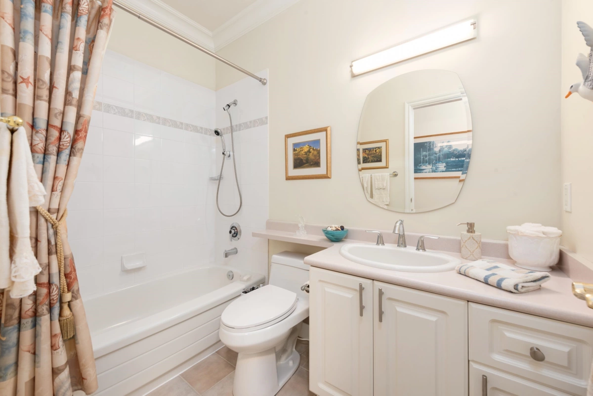 Primary Bathroom Photo of 402 1300 Hunter Road, Delta, BC