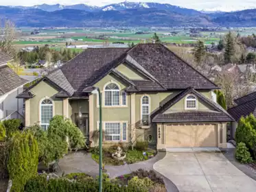 Front exterior of 2608 Stonecroft Drive, Abbotsford, BC
