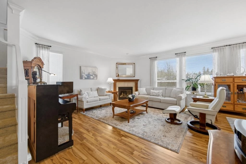 Living Room Photo of 32610 Hood Avenue, Mission, BC