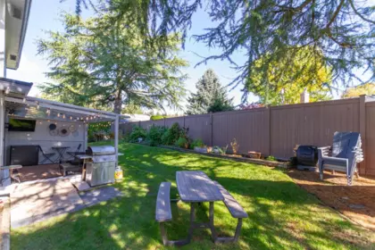 Garden / Landscaping Photo of 1 14251 18a Avenue, Surrey, BC