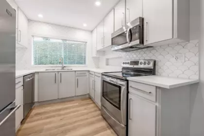 Kitchen Island Photo of 1 14251 18a Avenue, Surrey, BC
