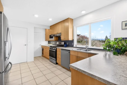 Kitchen Island Photo of 17515 Ford Road Detour, Pitt Meadows, BC