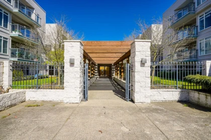 Garden / Landscaping Photo of 208 32075 George Ferguson Way, Abbotsford, BC