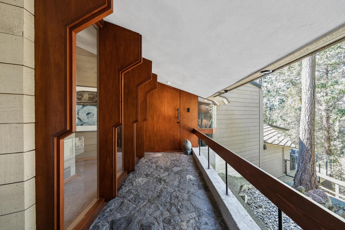 Living Room Photo of 6011 Eagleridge Drive, West Vancouver, BC