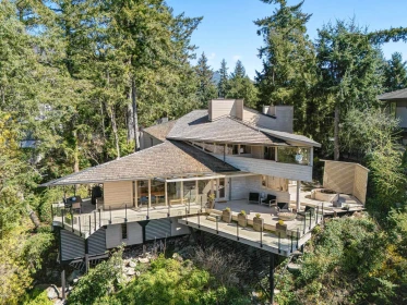 Garden / Landscaping Photo of 6011 Eagleridge Drive, West Vancouver, BC