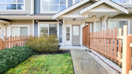 Front Yard Photo of 4 7059 210 Street, Langley, BC