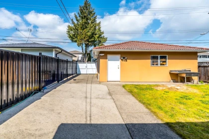 Front Yard Photo of 927 E 50th Avenue, Vancouver, BC