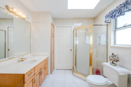 Powder Room Photo of 927 E 50th Avenue, Vancouver, BC