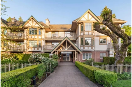 Front Yard Photo of 405 2059 Chesterfield Avenue, North Vancouver, BC