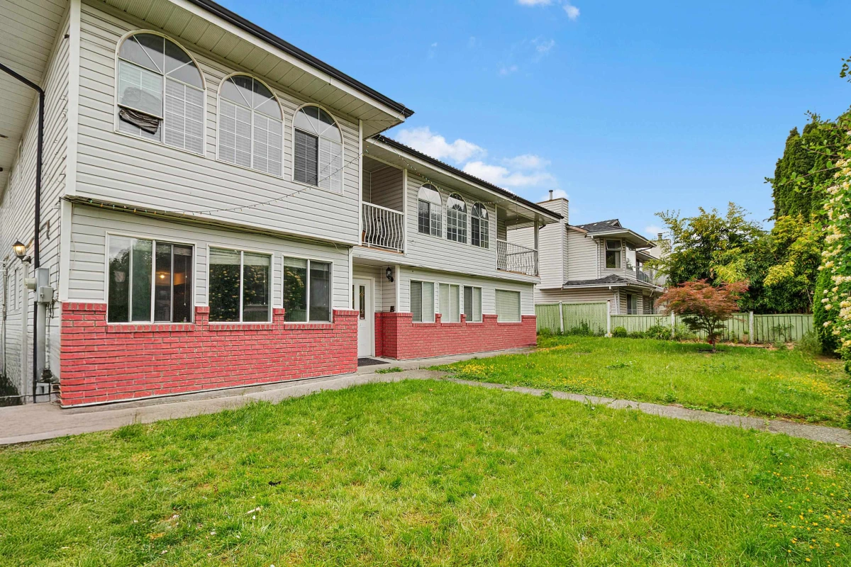 Family Room Photo of 9011 King George Boulevard, Surrey, BC
