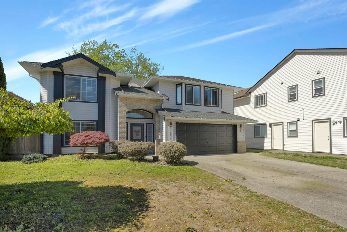 Living Room Photo of 11537 236b Street, Maple Ridge, BC