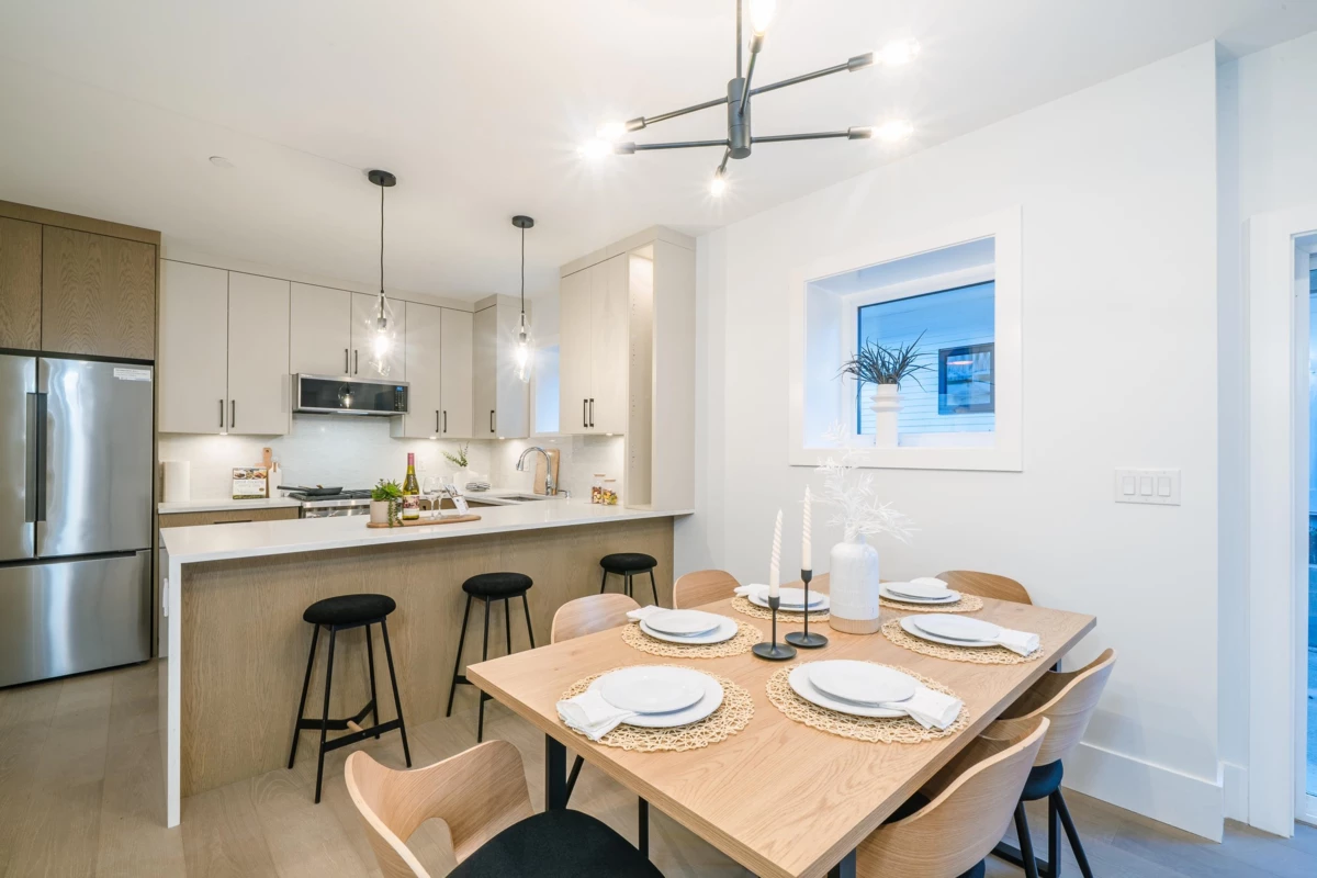 Dining Area Photo of 1 2735 W 8th Avenue, Vancouver, BC