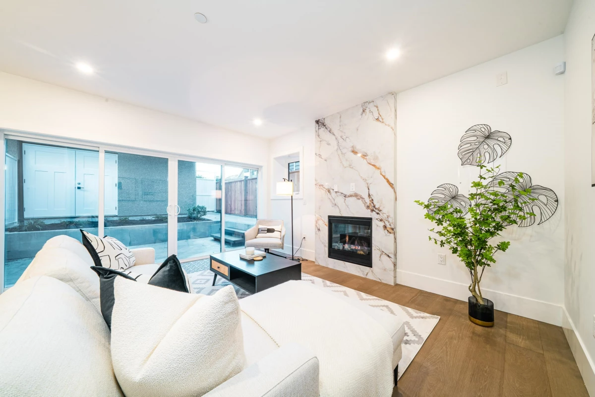 Family Room Photo of 1 2735 W 8th Avenue, Vancouver, BC