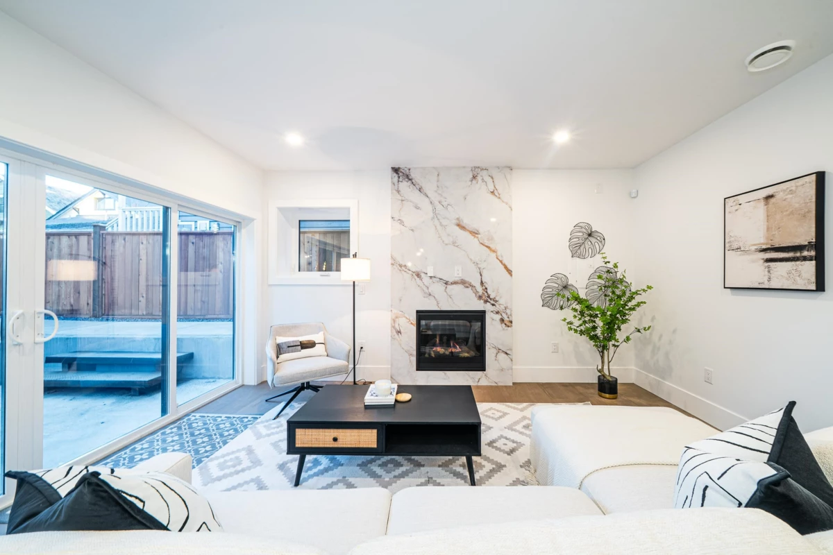 Living Room Photo of 1 2735 W 8th Avenue, Vancouver, BC