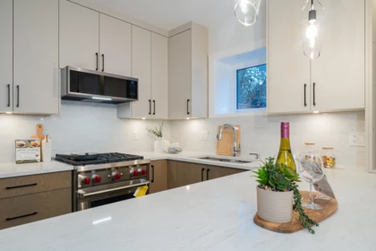 Kitchen Island Photo of 1 2735 W 8th Avenue, Vancouver, BC