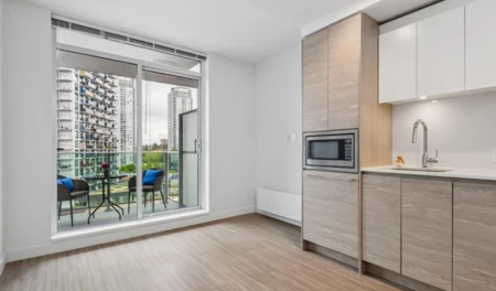 Kitchen Photo of 807 13655 Fraser Highway, Surrey, BC