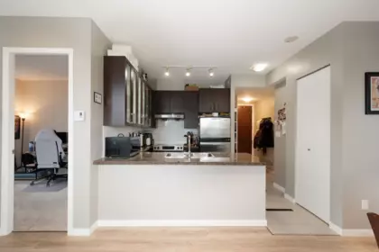 Entry Foyer Photo of 401 4250 Dawson Street, Burnaby, BC