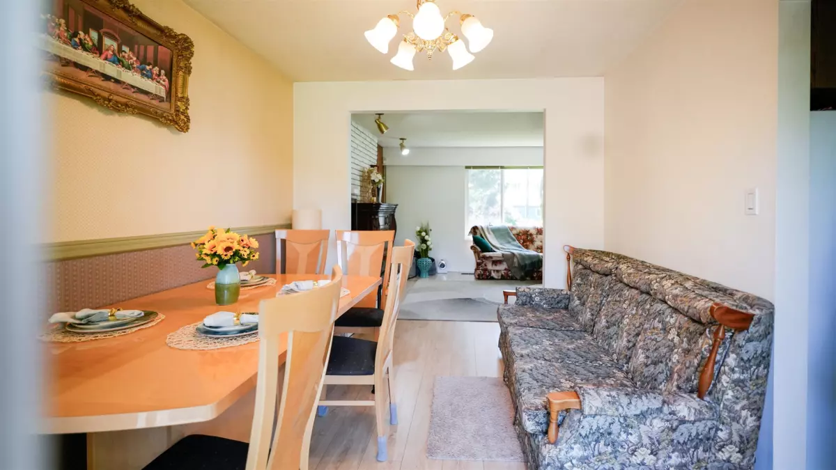 Living Room Photo of 9351 Glenbrook Drive, Richmond, BC