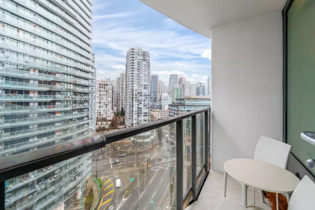 Family Room Photo of 1517 68 Smithe Street, Vancouver, BC