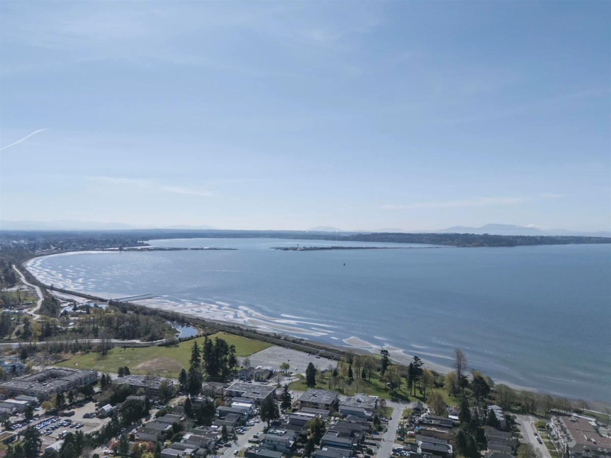 Family Room Photo of 15662 Semiahmoo Avenue, White Rock, BC