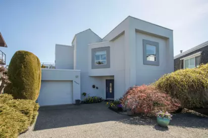 15662 Semiahmoo Avenue, White Rock, BC, White Rock — Single Family Residence for sale