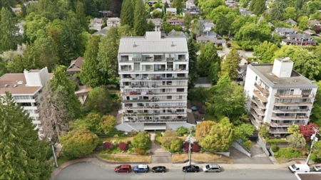 Front Yard Photo of 802 1745 Esquimalt Avenue, West Vancouver, BC