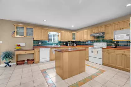 Garage Interior Photo of 15878 99a Avenue, Surrey, BC