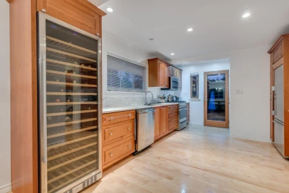 Kitchen Island Photo of 6431 Rosebery Avenue, West Vancouver, BC